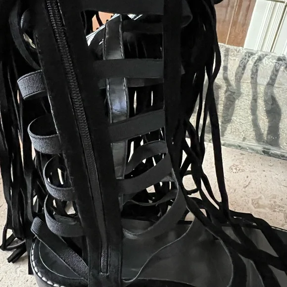 Great Stuart Weitzman fringed gladiator sandals. In very good condition. - Picture 3 of 4